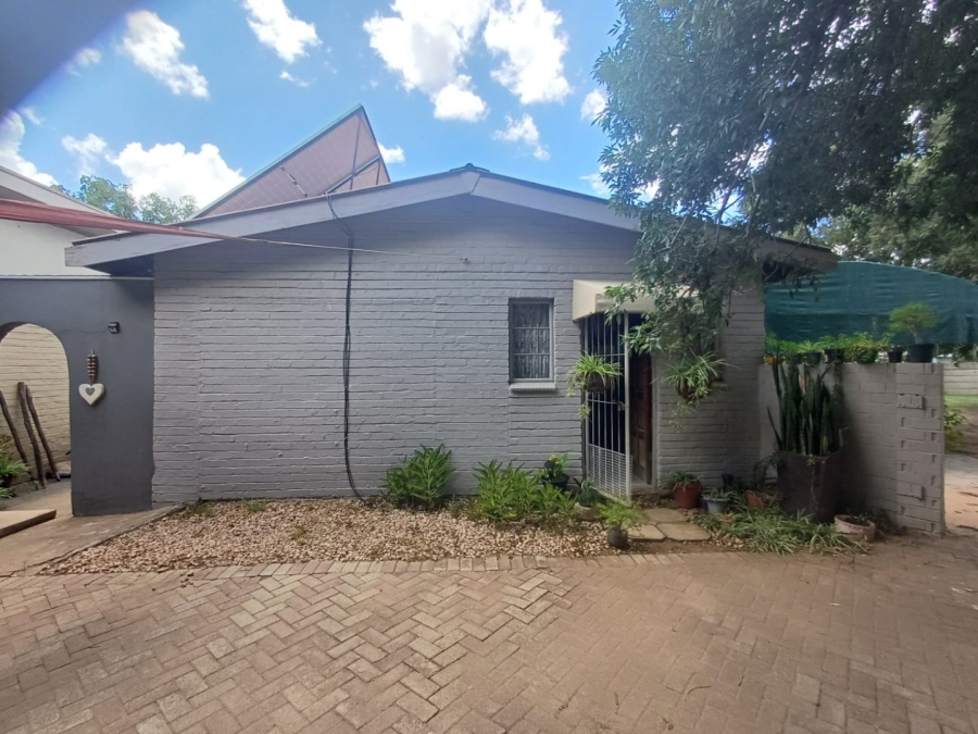 5 Bedroom Property for Sale in Wilkoppies North West